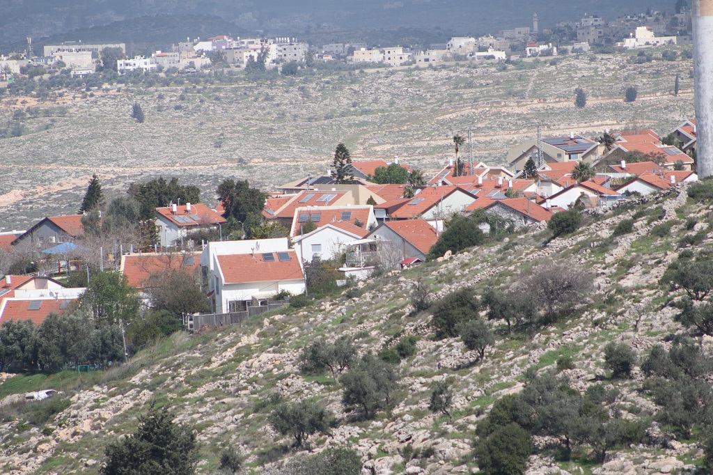 التوسع الاستيطاني المستمر على أراضي المواطنين في قرى وبلدات غرب رام الله (أرشيف وفا)